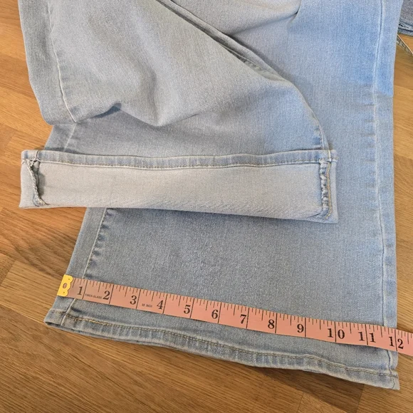 Levi's 318 Shaping Wide Leg Women's Jean In Tall Glass Of Water - Light Wash 30 - Picture 13 of 13